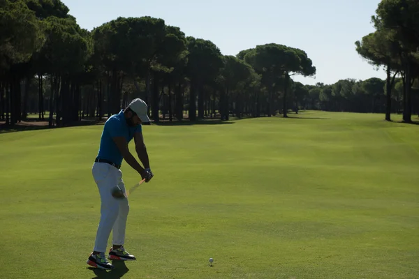 Jogador de golfe bater tiro — Fotografia de Stock