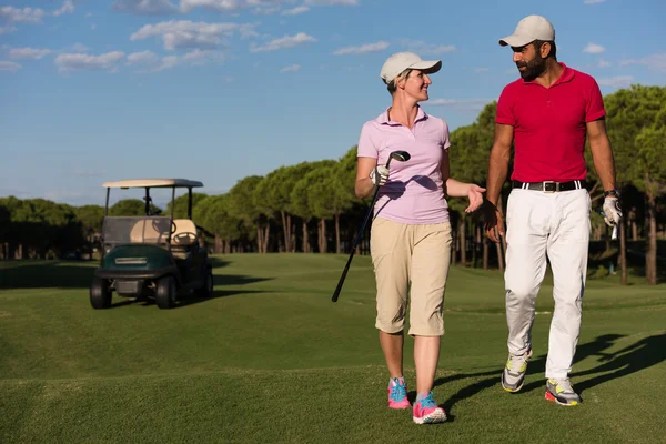 Golf sahasında yürümek çift