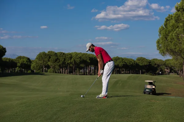 Jogador de golfe bater tiro no escuro — Fotografia de Stock