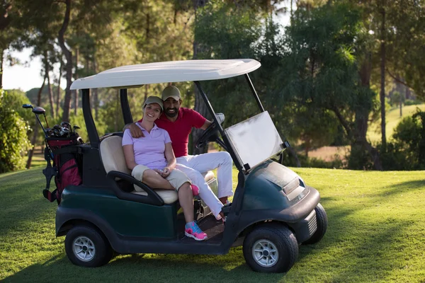 Pareja en buggy en campo de golf —  Fotos de Stock