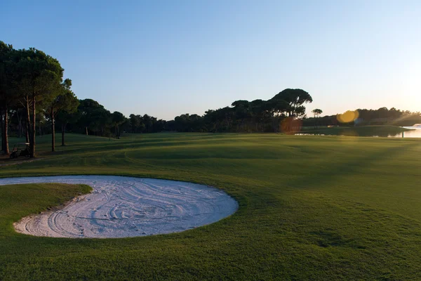 Golfplatz bei Sonnenuntergang — Stockfoto