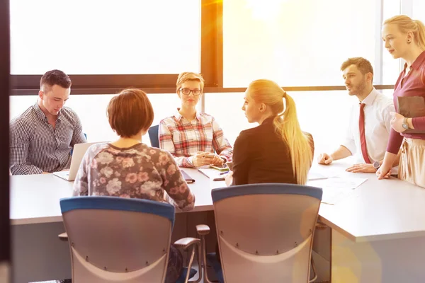 Start verksamhet team på möte på moderna kontor med solnedgång i — Stockfoto