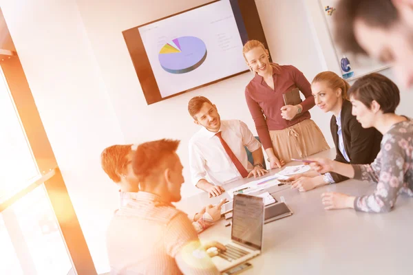 Opstarten bedrijf team op de bijeenkomst in moderne kantoor met zonsondergang in — Stockfoto