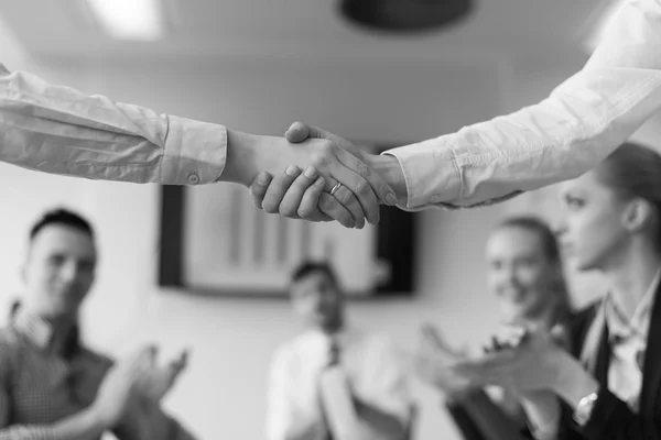 Affari donne stretta di mano — Foto Stock