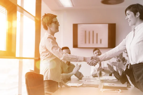 Obchodní Zenske handshake — Stock fotografie