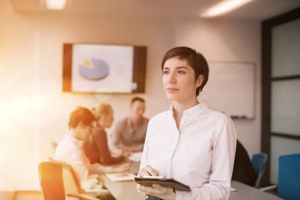 Mujer de negocios en la reunión usando tableta — Foto de Stock