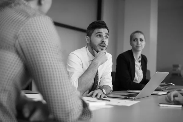 Gruppo di uomini d'affari in riunione presso il moderno ufficio startup — Foto Stock