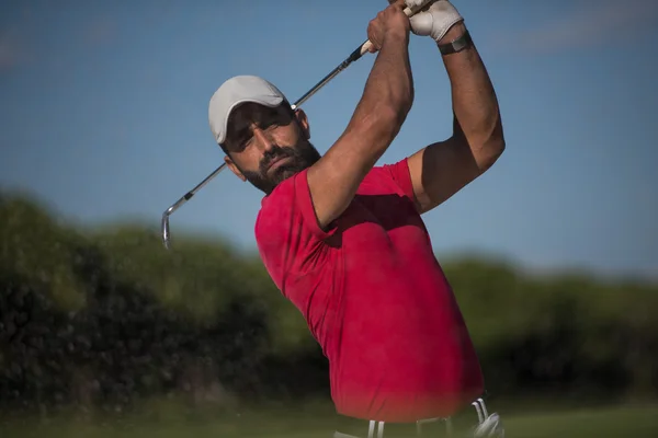 Golfista batendo um bunker de areia tiro — Fotografia de Stock