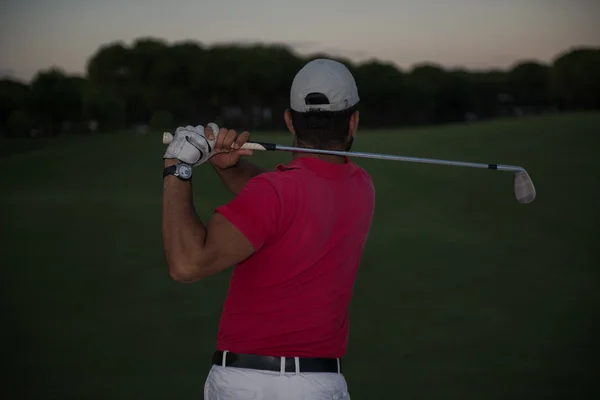 Golfozó üti a homok bunker lövés a sunset — Stock Fotó