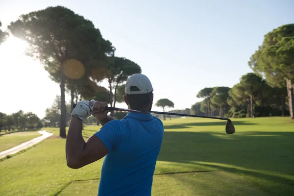 Jogador de golfe bater tiro — Fotografia de Stock