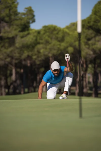 Golfspeler die gericht zijn perfecte shot — Stockfoto