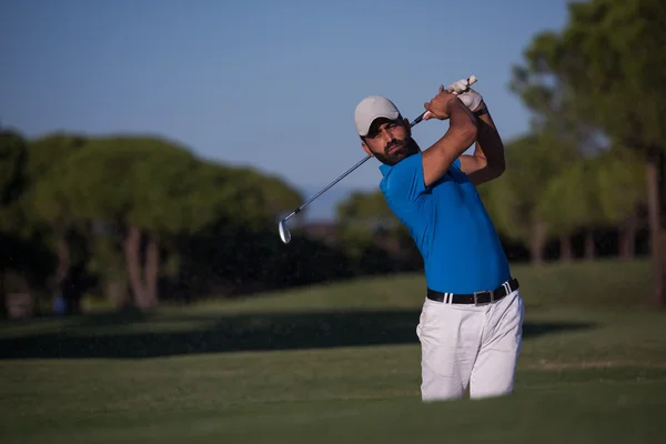 Golfista profissional batendo um bunker de areia tiro — Fotografia de Stock