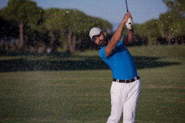 pro golfçü bir kum BUNKERİ atış isabet