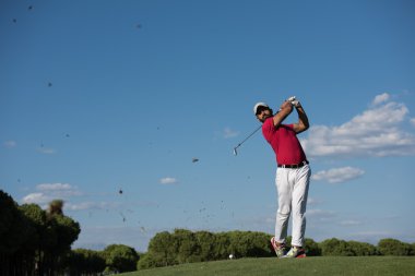 Golf oyuncu isabet uzun atış