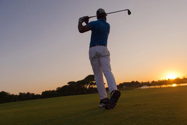 Golfista bater tiro no escuro — Fotografia de Stock