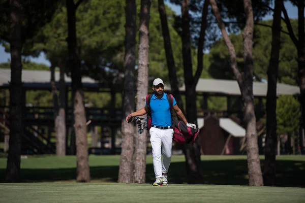 Jogador de golfe andando e levando saco — Fotografia de Stock