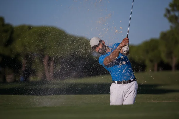 Golfista profissional batendo um bunker de areia tiro — Fotografia de Stock