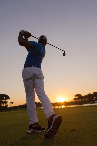 Golfista bater tiro no escuro — Fotografia de Stock