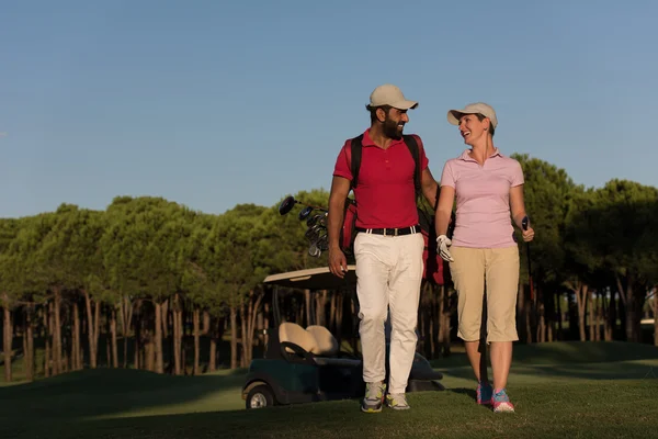 Pareja caminando en campo de golf — Foto de Stock