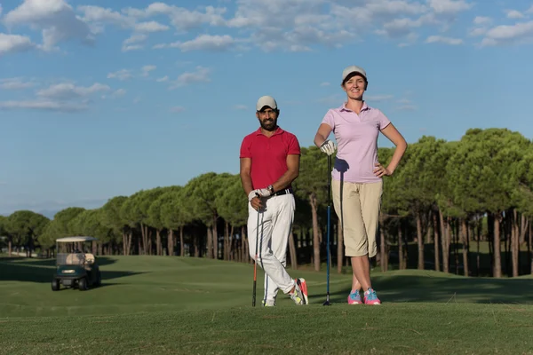 Retrato de casal no campo de golfe — Fotografia de Stock