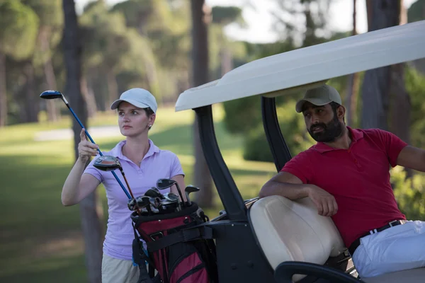 Pár v buggy na golfovém hřišti — Stock fotografie