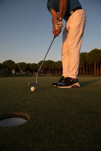 Golfer trifft Schlag auf Golfplatz — Stockfoto