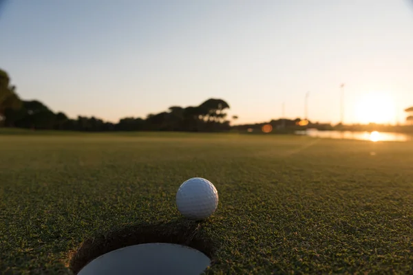 Golflabda a lyuk szélén — Stock Fotó