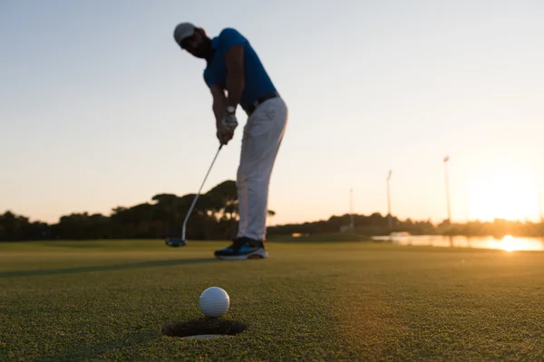 Golfista bater tiro no campo de golfe — Fotografia de Stock