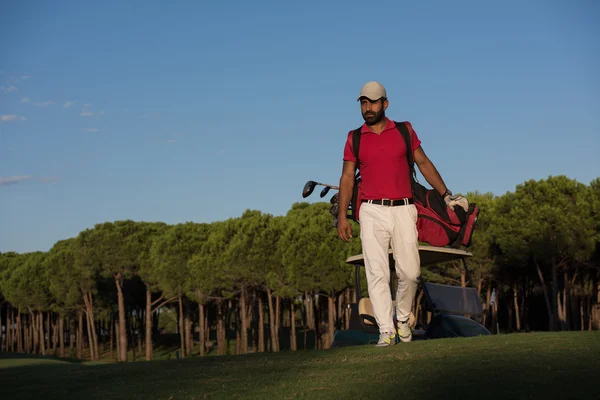 Golfista chůzi a nést brašnu — Stock fotografie