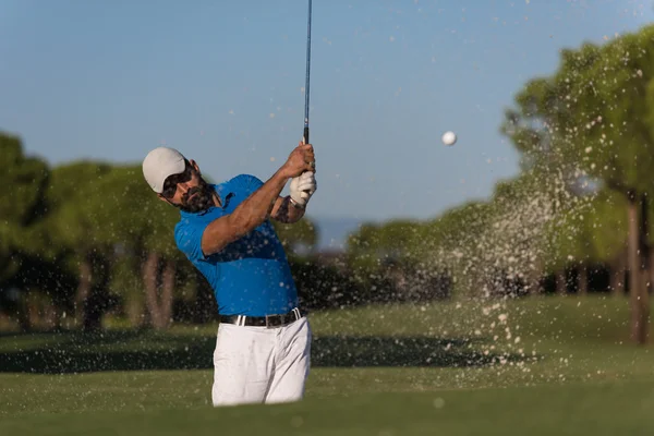 Golfista profissional batendo um bunker de areia tiro — Fotografia de Stock