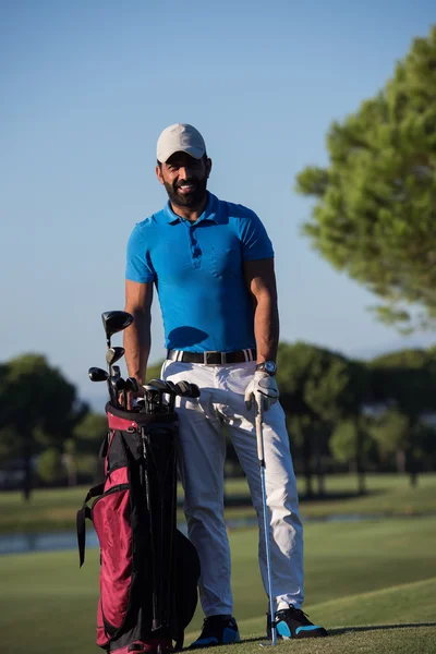 Golfspelare porträtt på golfbanan — Stockfoto