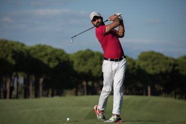 Golf oyuncu isabet uzun atış