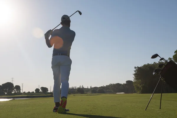 Jogador de golfe bater tiro — Fotografia de Stock