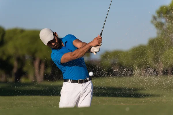 Golfista profissional batendo um bunker de areia tiro — Fotografia de Stock
