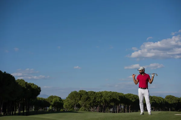 Bellissimo mediorientale ritratto giocatore di golf in corso — Foto Stock
