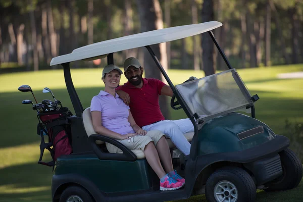 Pareja en buggy en campo de golf —  Fotos de Stock