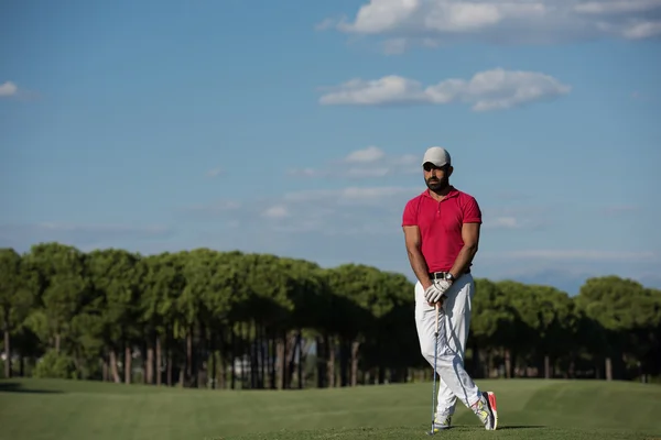 Bonito médio oriental jogador de golfe retrato no curso — Fotografia de Stock