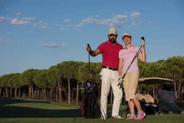 Porträtt av par på golfbana — Stockfoto