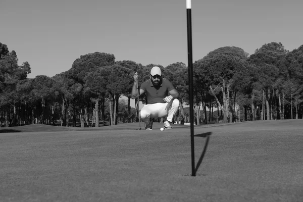 Jogador de golfe apontando tiro perfeito — Fotografia de Stock