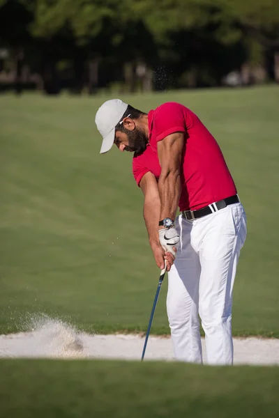 Golfista colpire un colpo bunker di sabbia — Foto Stock