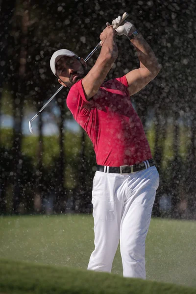 Golfspelare slår en sand bunker sköt — Stockfoto