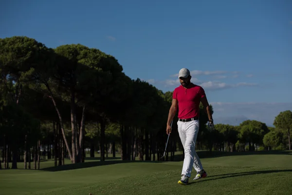 Joueur de golf marchant et portant conducteur — Photo