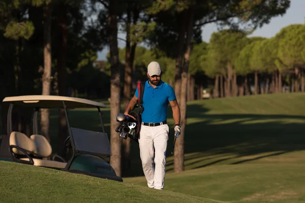 Golfista a piedi e portando borsa da golf — Foto Stock