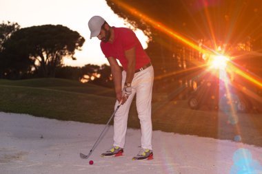 sunset bulvarında bir kum BUNKERİ isabet golfçü vurdu