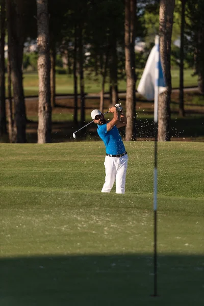 职业高尔夫球手打砂沙坑球 — 图库照片