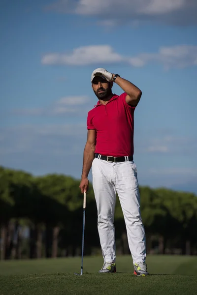 Stilig Mellanöstern golf spelare porträtt på kurs — Stockfoto