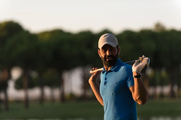 Portrait de golfeur au terrain de golf au coucher du soleil — Photo