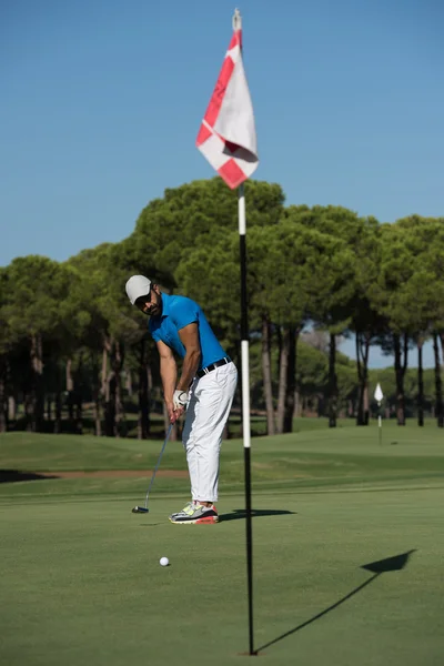 Jugador de golf golpeando tiro en el día soleado — Foto de Stock