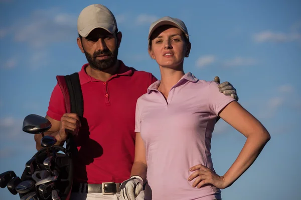 Portret van paar op golfbaan — Stockfoto