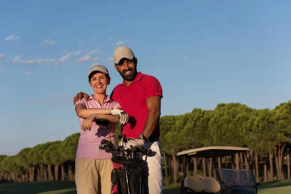 Retrato de casal no campo de golfe — Fotografia de Stock